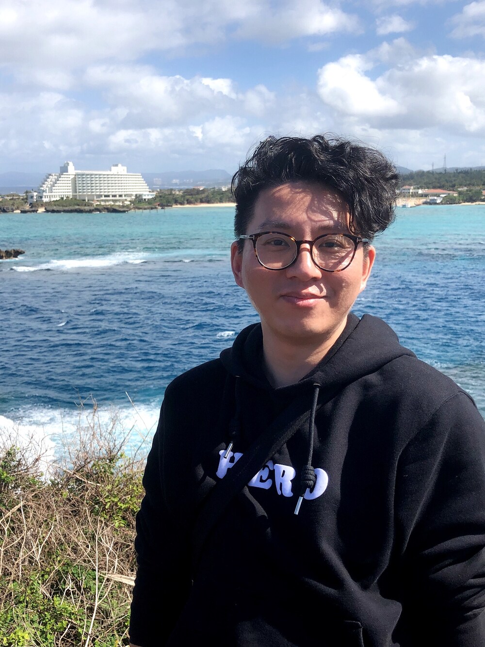 「Okinawa」｜「sandroのアイテム（パーカー、ブラック系）」を使った、yokahahaさん（メンズ・173cm）の春コーディネートの1枚目の写真