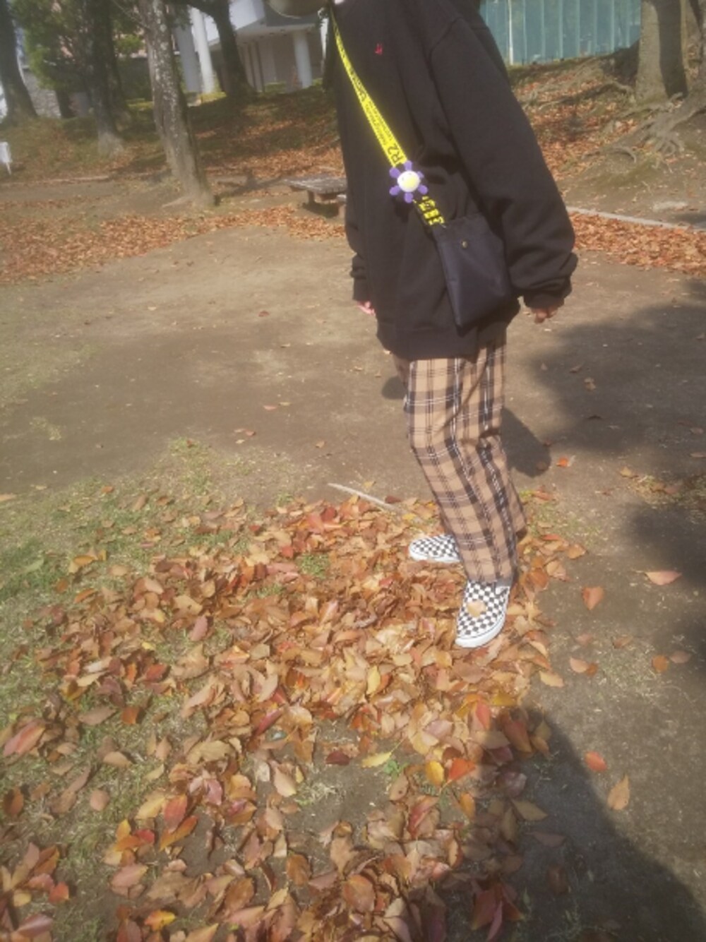 「VANS、FR2、おしゃれさんと繋がりたい、スウェット、いいね、save、フォローお願いします🤑、オーバーサイズ、おしゃれ、被写体希望、被写体、相互フォロー」｜「古着のアイテム（スウェット、ブラック系）」を使った、れんさん（メンズ・174cm）の春コーディネートの1枚目の写真