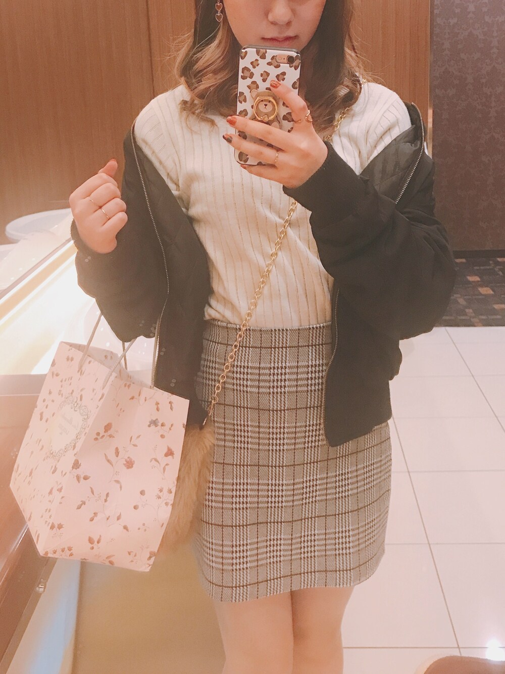 「タイトスカート、ミニスカート、MA-1、白、黒リュック、今日のコーデ、おしゃれさんと繋がりたい、キレイめ」｜「GRLのオーバーサイズMA-1ブルゾン（MA-1、ブラック系）」を使った、ノエルさん（レディース・165cm）の冬コーディネートの1枚目の写真