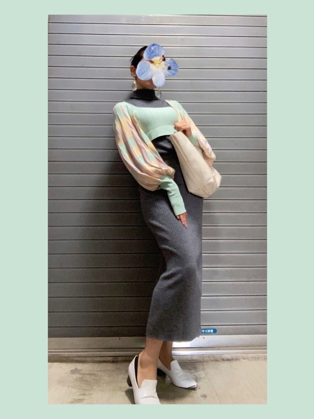 「UNIQLOのWOMEN メリノブレンドリブスカート（スカート、グレー系）」を使った、お花さんさん（レディース・157cm）の秋コーディネートの1枚目の写真
