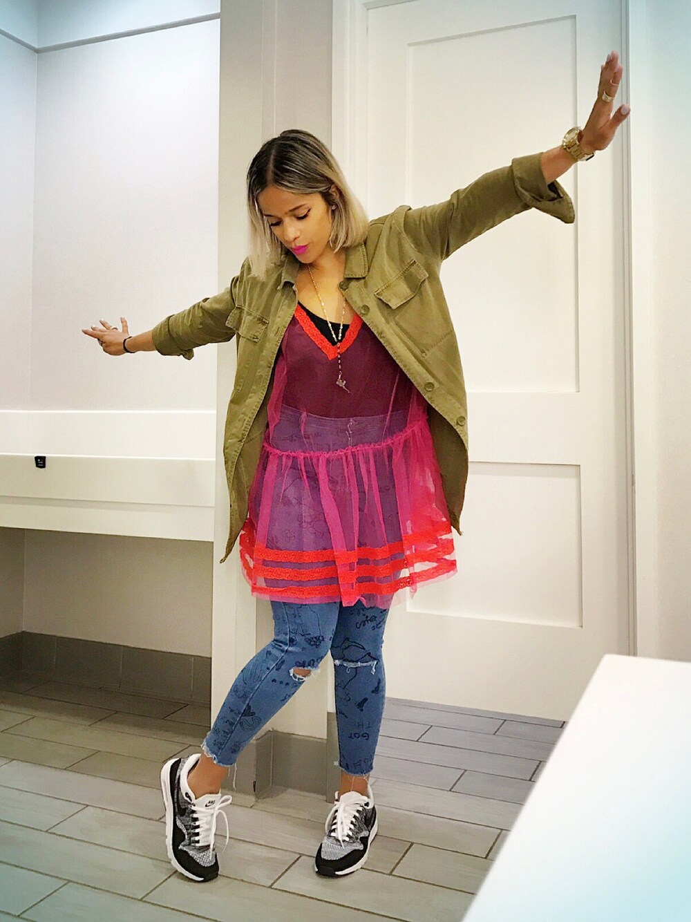 「tulle、mesh、UOonYOU、graffiti、ZARA、ootd、NIKE、NIKE AIR MAX、FLYKNIT」｜「URBAN OUTFITTERSのアイテム（シャツ/ブラウス、ピンク系）」を使った、Rissaさん（レディース・163cm）の春コーディネートの1枚目の写真
