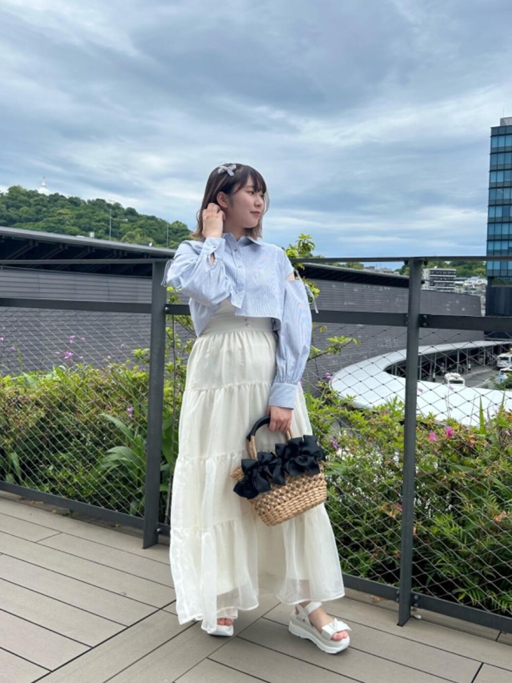 「カジュアル、大人カジュアル、MAJESTIC LEGON、マジェスティックレゴン」｜「MAJESTIC LEGONのシアーボリュームティアードスカート（スカート、ホワイト系）」を使った、麻椰さん（レディース・158cm）の春コーディネートの1枚目の写真