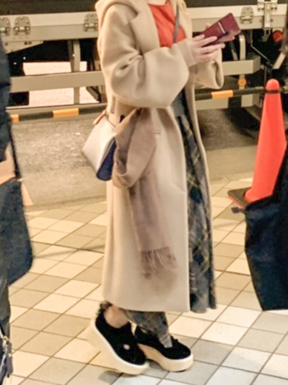 「ラウタシー、ライブ、厚底シューズ」｜「Vivienne Westwoodのアイテム（マフラー、ブラウン系）」を使った、なこさん（レディース・158cm）の夏コーディネートの1枚目の写真