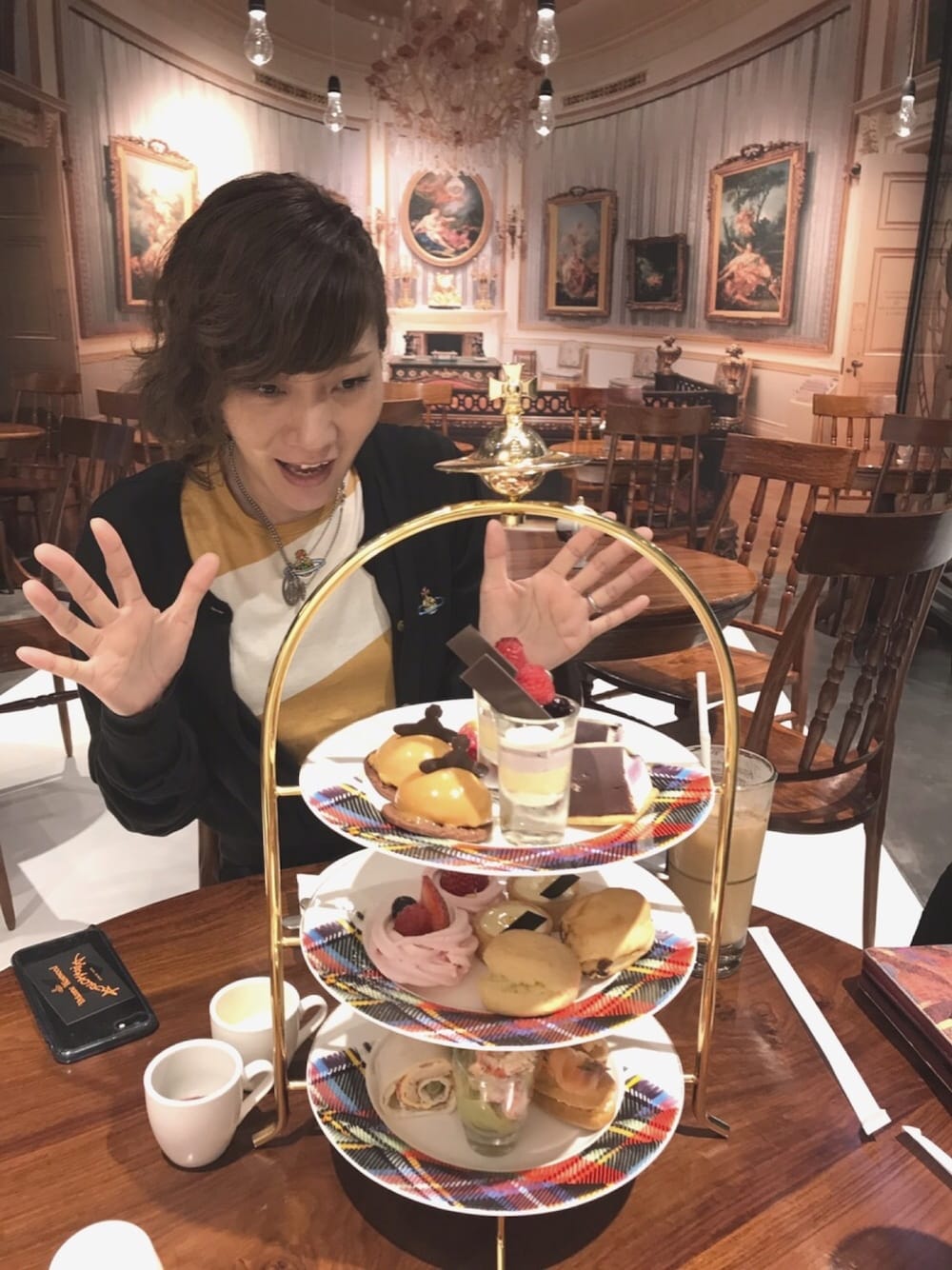 Vivienne Westwoodの食器を使った人気ファッション