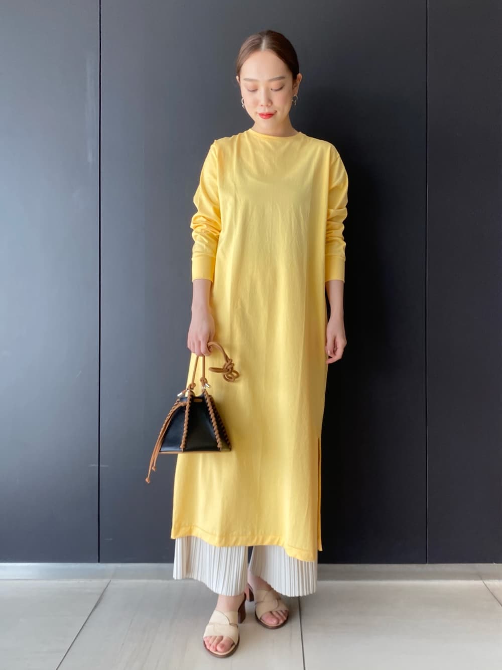 「URBAN RESEARCH ROSSO、ROSSO、gicipi、別注、カジュアルコーデ、ワンピースコーデ、休日スタイル」｜「URBAN RESEARCH ROSSO WOMENのGICIPI　AMETISTA（ワンピース、イエロー系）」を使った、ayaka kawaharadaさん（レディース・164cm）の春コーディネートの1枚目の写真