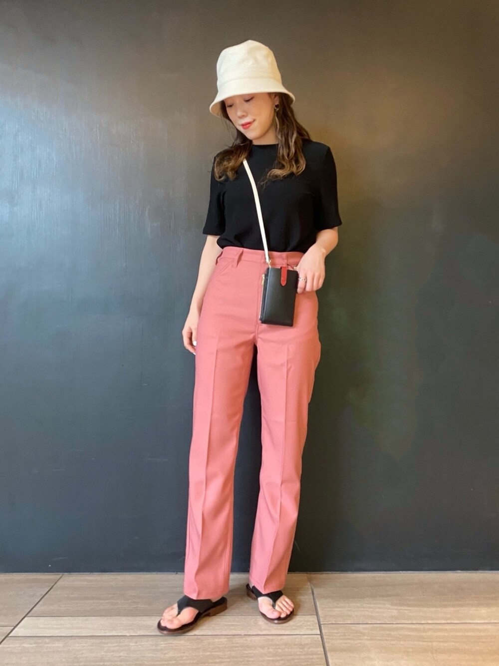 「休日スタイル、お洒落さんとつながりたい、URBAN RESEARCH ROSSO、ROSSO、カジュアルコーデ、バケットハット、カラーパンツ、Tシャツ、ハット、カジュアル」｜「URBAN RESEARCH ROSSOのバックスリットリンクルTシャツ（Tシャツ/カットソー、ブラック系）」を使った、ayaka kawaharadaさん（レディース・164cm）の春コーディネートの1枚目の写真