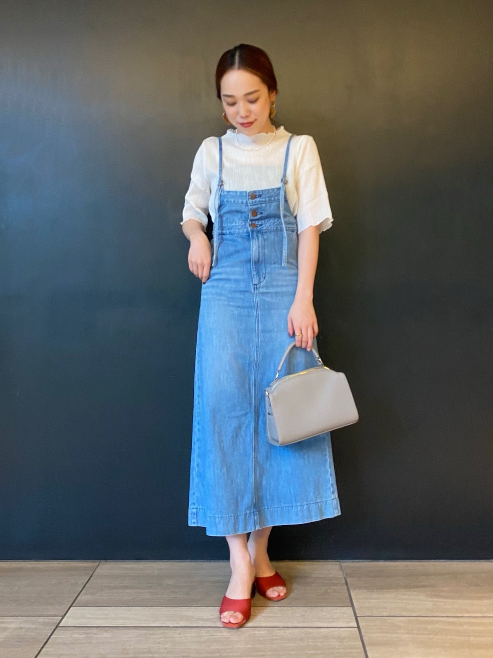 「URBAN RESEARCH ROSSO、ROSSO、アーバンリサーチロッソ、シアートップス、デニム、デニムスカート、Wrangler、別注、サロペット」｜「URBAN RESEARCH ROSSO WOMENのアイテム（ワンピース/ドレス、ブルー系）」を使った、ayaka kawaharadaさん（レディース・164cm）の春コーディネートの1枚目の写真