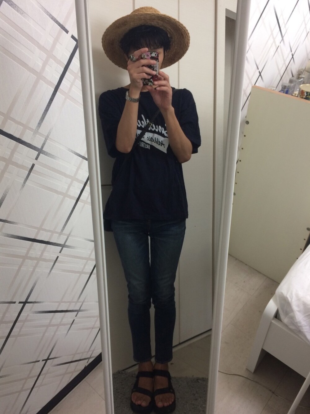 ブルー系のTシャツ/カットソー、ブルー系のデニムパンツ、ブラック系のサンダルを着用したメンズの夏コーディネートの1枚目の写真