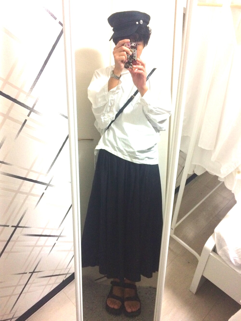ホワイト系のシャツ/ブラウス、ブルー系のその他パンツ、ブラック系のサンダルを着用したメンズの秋コーディネートの1枚目の写真