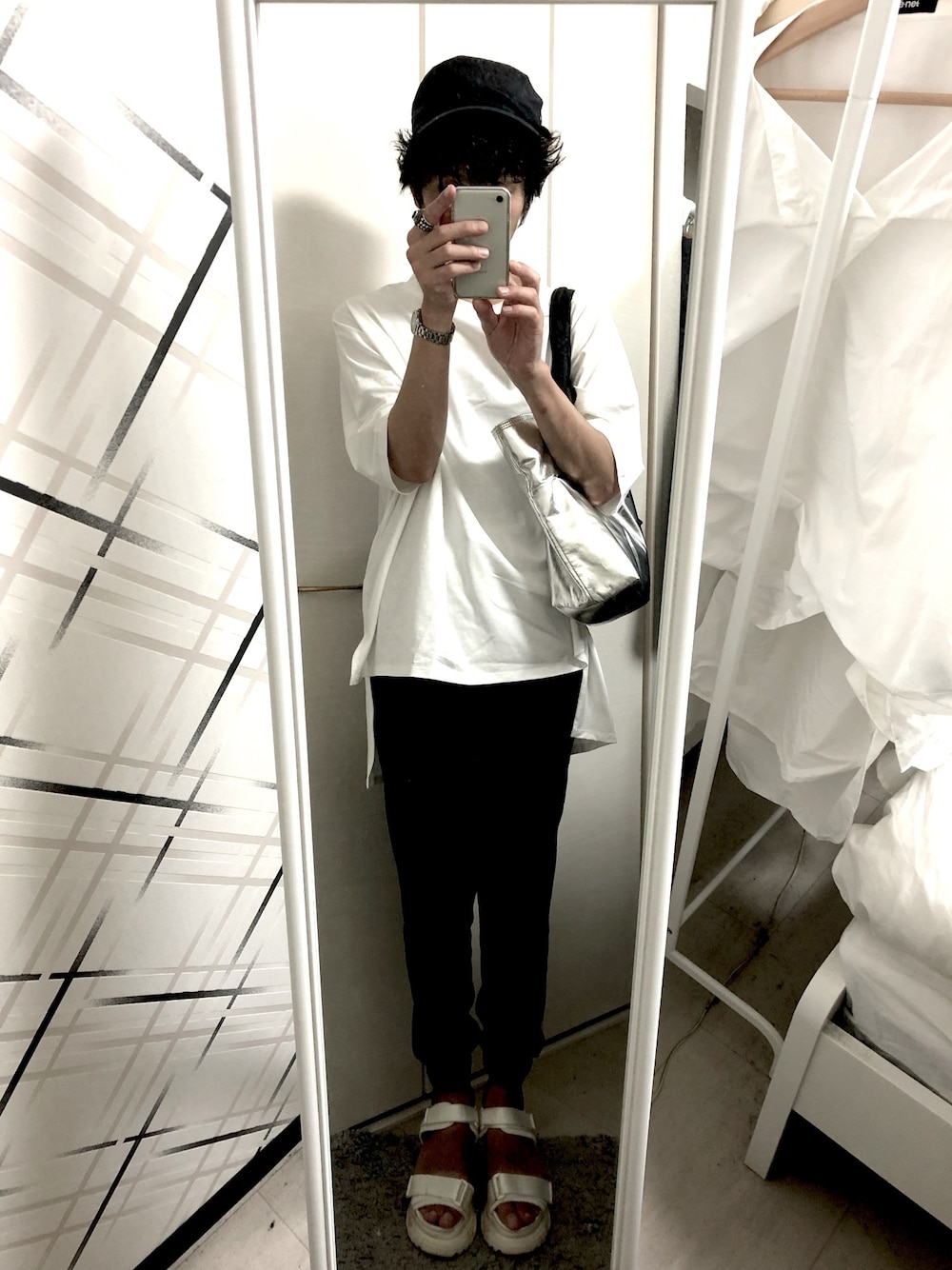 「夏コーデ、モノトーンコーデ、スポーツミックス、モノトーンに差し色、ワークキャップ、オーバーサイズTシャツ、ジョガーパンツ、厚底サンダル、レディース男子、レディース男子部」｜「CA4LAのRE COLLAR5（キャップ、ブラック系）」を使った、藤枝蘭丸さん（メンズ・175cm）の秋コーディネートの1枚目の写真