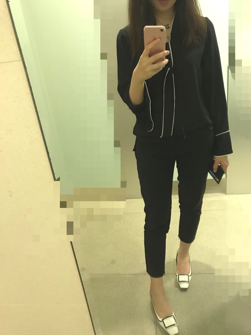 「business casual、black、ALL BLACK、working style、WORKWEAR、office style、Roger Vivier、Friday、white」｜「Roger Vivierのアイテム（シューズ、ホワイト系）」を使った、michelledaidai さん（レディース・159cm）の春コーディネートの1枚目の写真