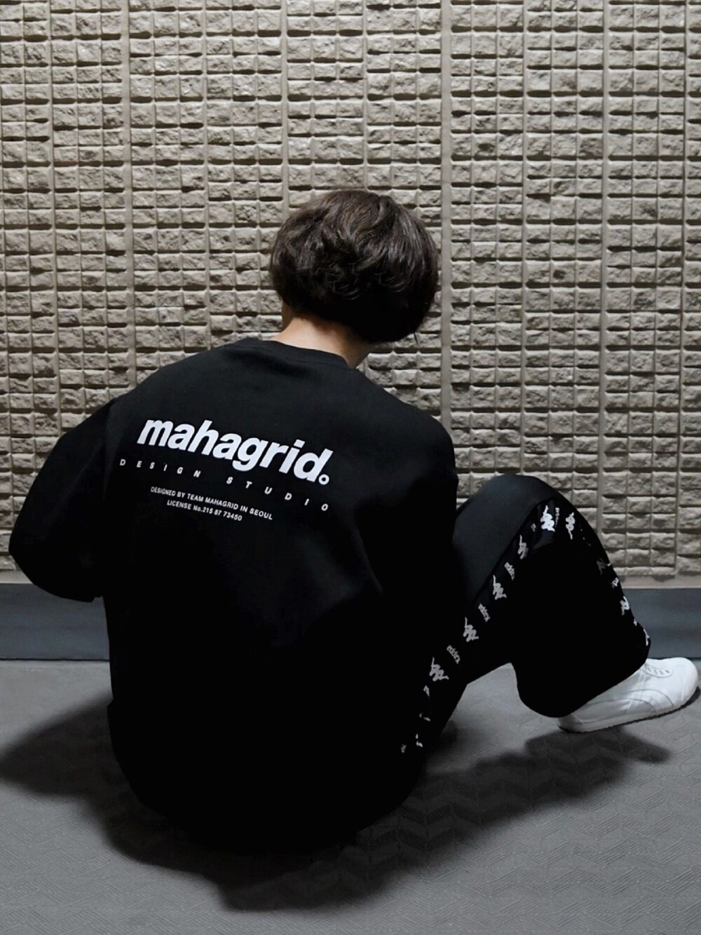 「やっぱりストリートが好き、MAHAGRID、マハグリッド、韓国ファッション、韓国ブランド、韓国ストリート、韓国、ストリート、オールブラック、KAPPA」｜「Kappaの【BASQUE -enthusiastic design-】Kappa/カッパ 別注 サイドラインパンツ（その他パンツ、ブルー系）」を使った、ぬぬーしゅさん（メンズ・172cm）の秋コーディネートの1枚目の写真