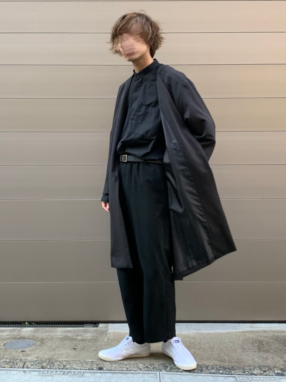 「黒、ブラック、ブラックコーデ、モノトーン、モノトーンコーデ、オールブラック、モード、モードストリート、キレイめ、オニツカタイガー」｜「SENSE OF PLACE by URBAN RESEARCHのノーカラーガウン（ノーカラーコート、ブラック系）」を使った、ぬぬーしゅさん（メンズ・172cm）の冬コーディネートの1枚目の写真