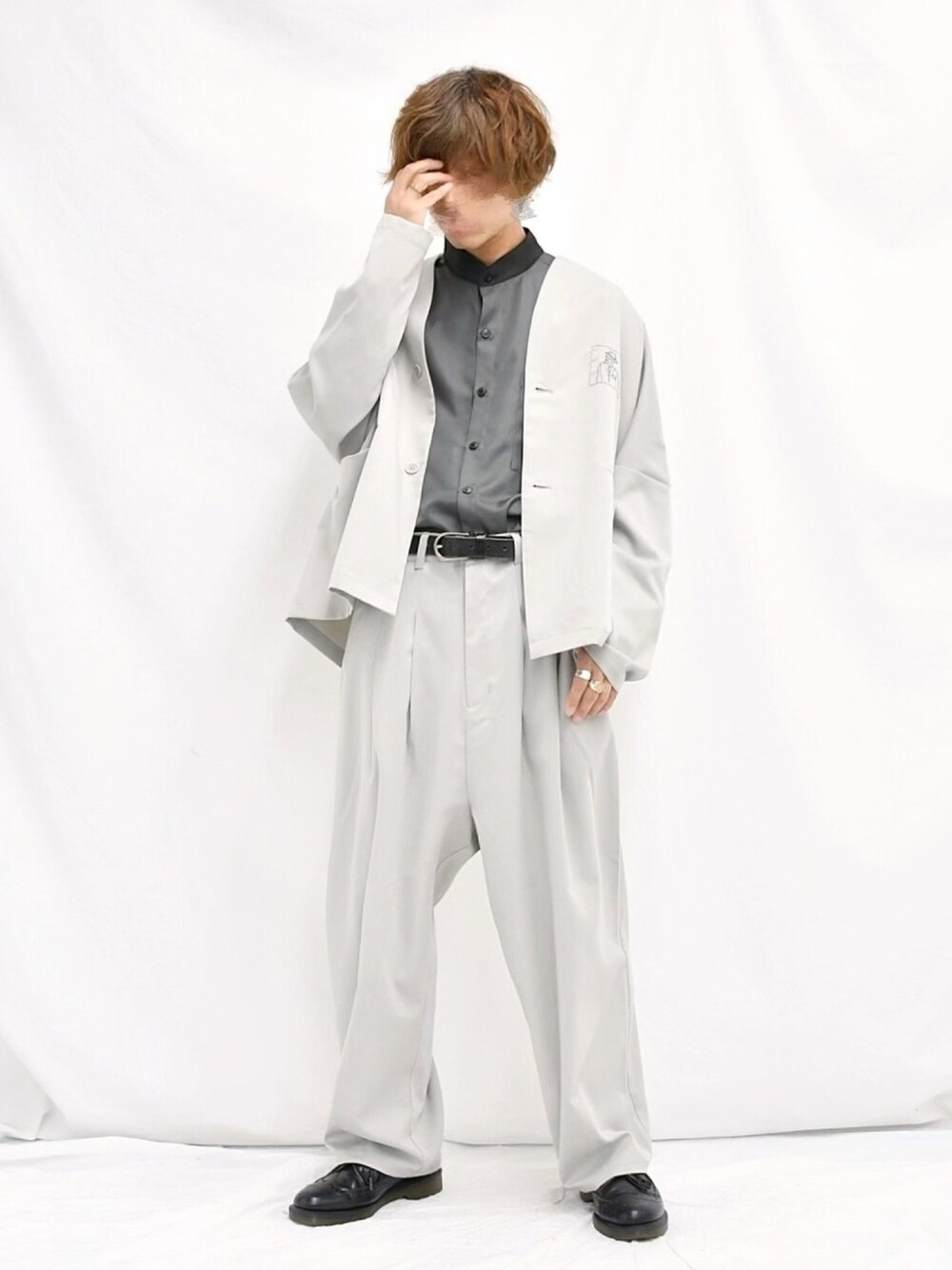 グレー系のテーラードジャケット、グレー系のその他パンツ、ブラック系のドレスシューズを着用したメンズの春コーディネートの1枚目の写真