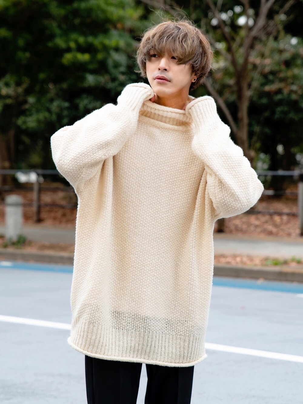 ホワイト系のニット/セーター、ブラック系のその他パンツ、その他のその他を着用したメンズの冬コーディネートの1枚目の写真