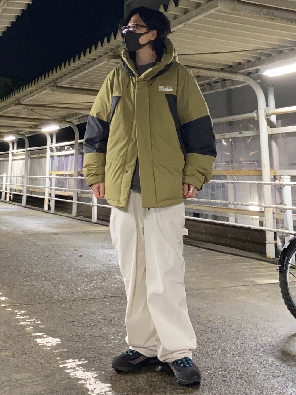 「私の推しブランド、FIRSTDOWN、オーバーオール、白パンツ、ダウンジャケット」｜「FREAK'S STOREのFIRST DOWN / ファーストダウン 別注パネルショートダウン / type1（ダウンジャケット/コート、グリーン系）」を使った、adgjmさん（メンズ・177cm）の冬コーディネートの1枚目の写真