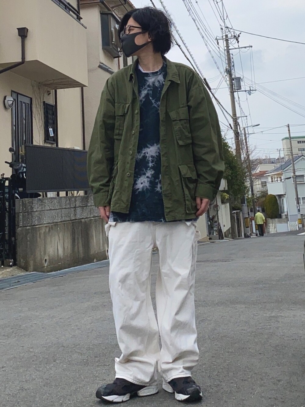 「FREAKS STORE、春コーデ、オーバーオール、白パンツ、タイダイ柄、ポンプフューリー」｜「FREAK'S STOREのHINSON / ヒンソン FATIGUE JACKET / ファティーグジャケット / ミリタリージャケット（ミリタリージャケット、グリーン系）」を使った、adgjmさん（メンズ・177cm）の冬コーディネートの1枚目の写真