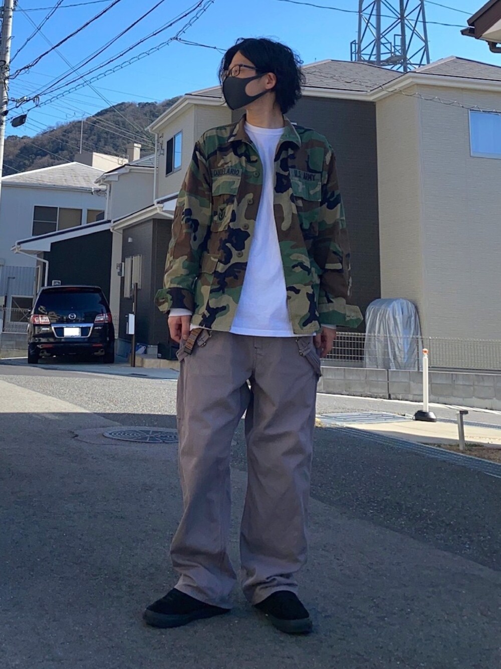 「春コーデ、オーバーオール、迷彩、VANS、白ロンT」｜「SMITH'Sのアイテム（オールインワン・サロペット、グレー系）」を使った、adgjmさん（メンズ・177cm）の冬コーディネートの1枚目の写真
