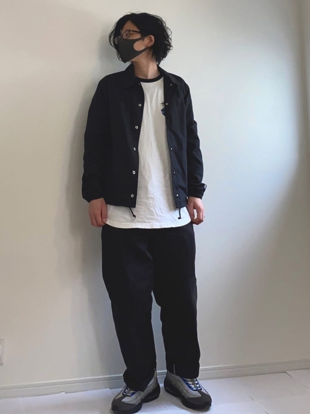 「シンプル、コーチジャケット、エアーマックス95、ストリート、ブラック、ラグランTシャツ」｜「NIKEのNIKE(ナイキ)　ナイキエアマックス９５　’９９（スニーカー、ブルー系）」を使った、adgjmさん（メンズ・177cm）の冬コーディネートの1枚目の写真