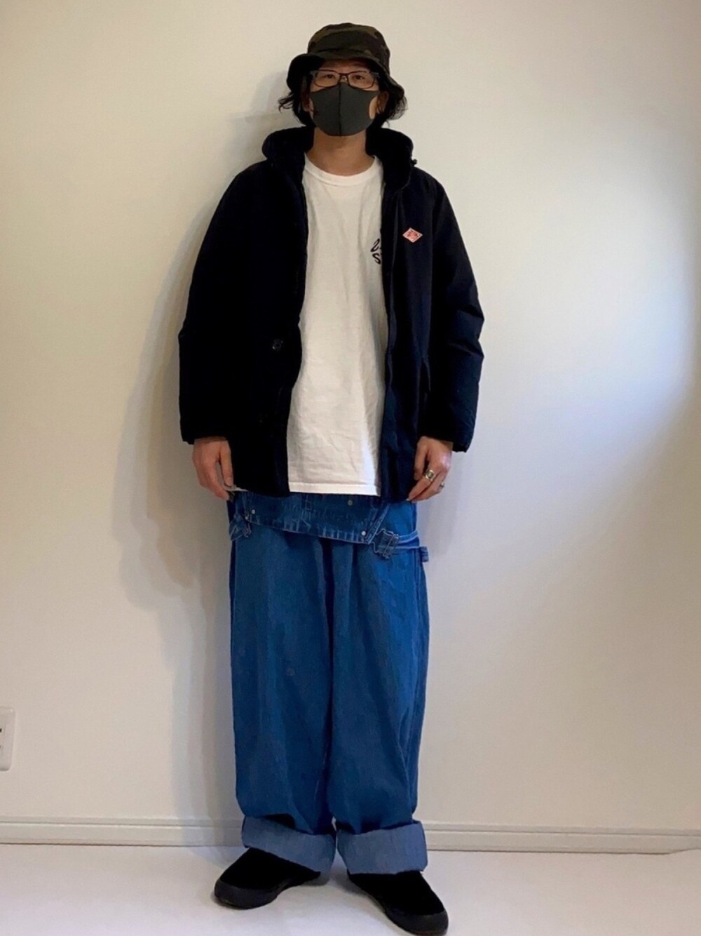 「ワイドパンツ、オーバーオール、古着MIX、ハット、白ロンT、デニム、VANS」｜「DANTONのDANTON / Tussah Down Jacket（ダウンジャケット/コート、ブラック系）」を使った、adgjmさん（メンズ・177cm）の春コーディネートの1枚目の写真