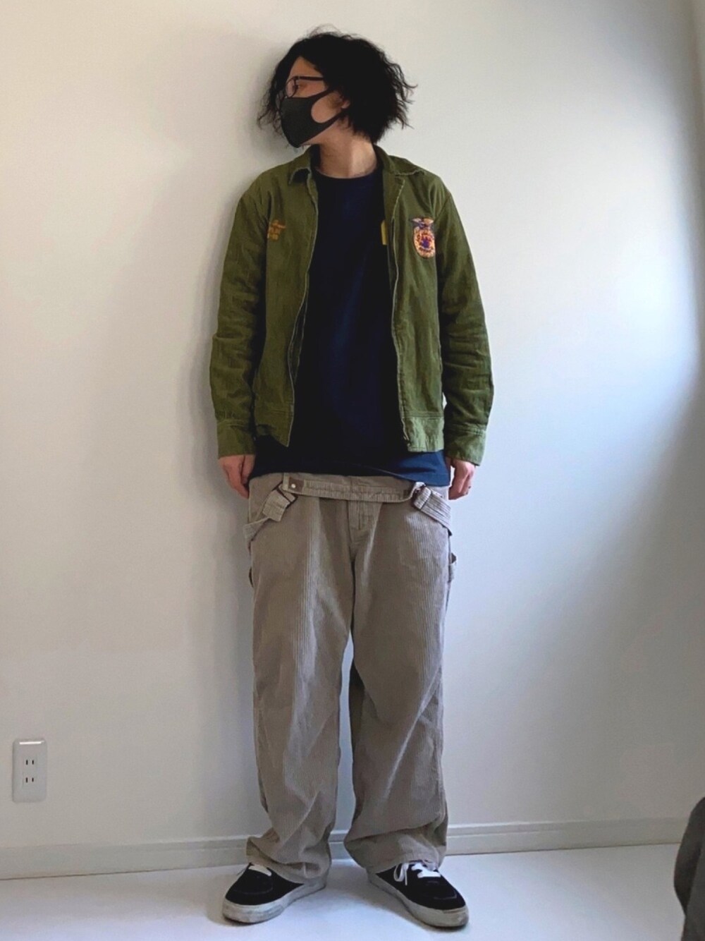 「春服、コーデュロイパンツ、コーデュロイジャケット、VANS、スニーカーコーデ、オーバーオール」｜「THE NORTH FACEの【THE NORTH FACE / ザ ノースフェイス】 L/Ssleeve Graphic Tee＃（Tシャツ/カットソー、ブルー系）」を使った、adgjmさん（メンズ・177cm）の春コーディネートの1枚目の写真