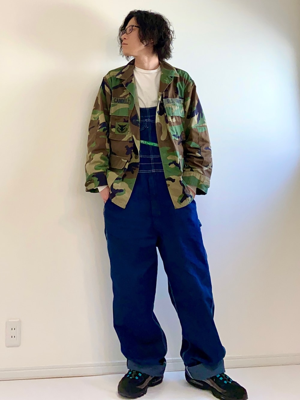 「春、シンプル、オーバオール、デニム、眼鏡、迷彩、エアーマックス95」｜「KEY INDUSTRIESのアイテム（サロペット/オーバーオール、ブルー系）」を使った、adgjmさん（メンズ・177cm）の春コーディネートの1枚目の写真