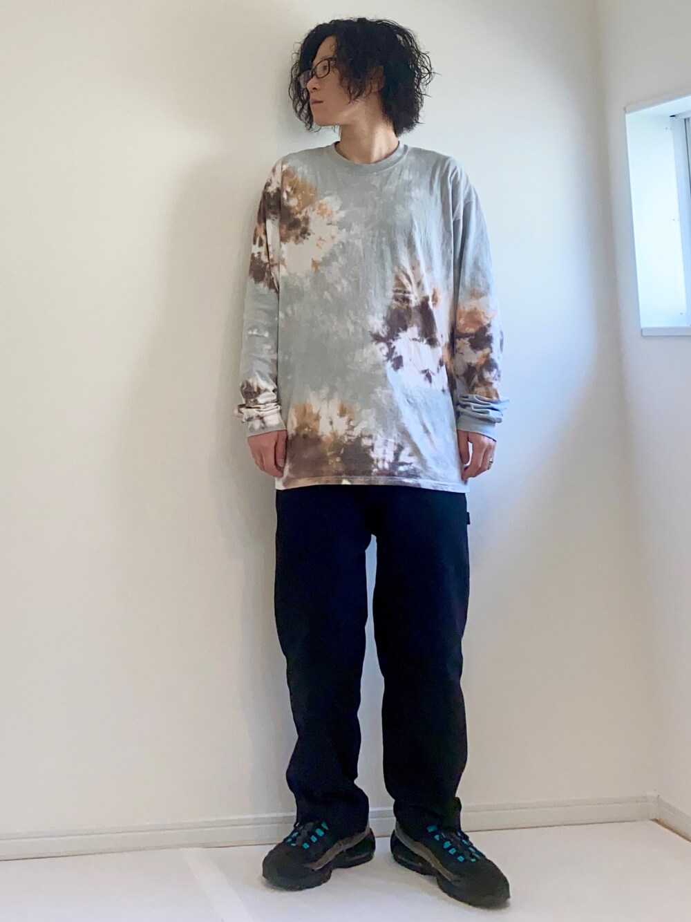 「タイダイ柄、はるコーデ、いいね、save、フォローお願いします🤑、ワイドパンツ、エアマックス95、黒パンツ、眼鏡、ロンT」｜「JAVARAのアイテム（Tシャツ/カットソー、その他）」を使った、adgjmさん（メンズ・177cm）の春コーディネートの1枚目の写真