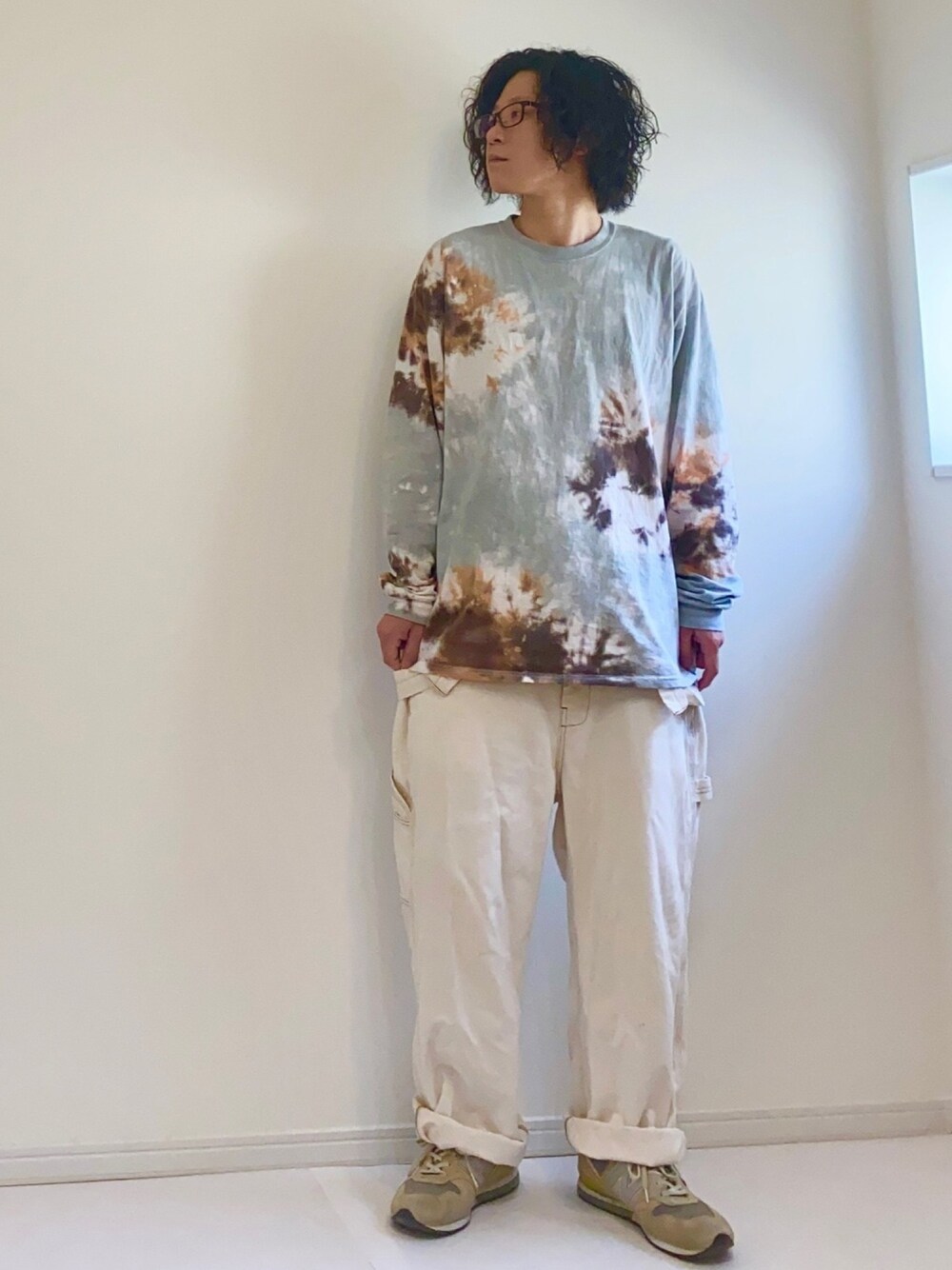 「シンプル、タイダイ柄、オーバーオール、白パンツ、眼鏡、はるコーデ、ラフ」｜「JAVARAのアイテム（Tシャツ/カットソー、その他）」を使った、adgjmさん（メンズ・177cm）の春コーディネートの1枚目の写真