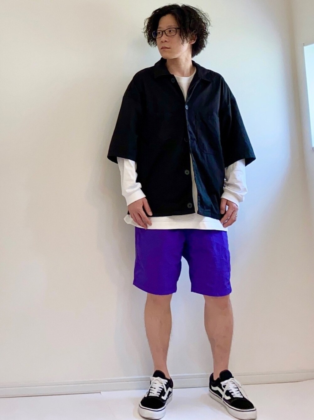 「シンプル、WILDTHINGS、UNIQLO、ショートパンツ、パープル、眼鏡、スニーカー」｜「GUのアイテム（シャツ/ブラウス、ブラック系）」を使った、adgjmさん（メンズ・177cm）の春コーディネートの1枚目の写真