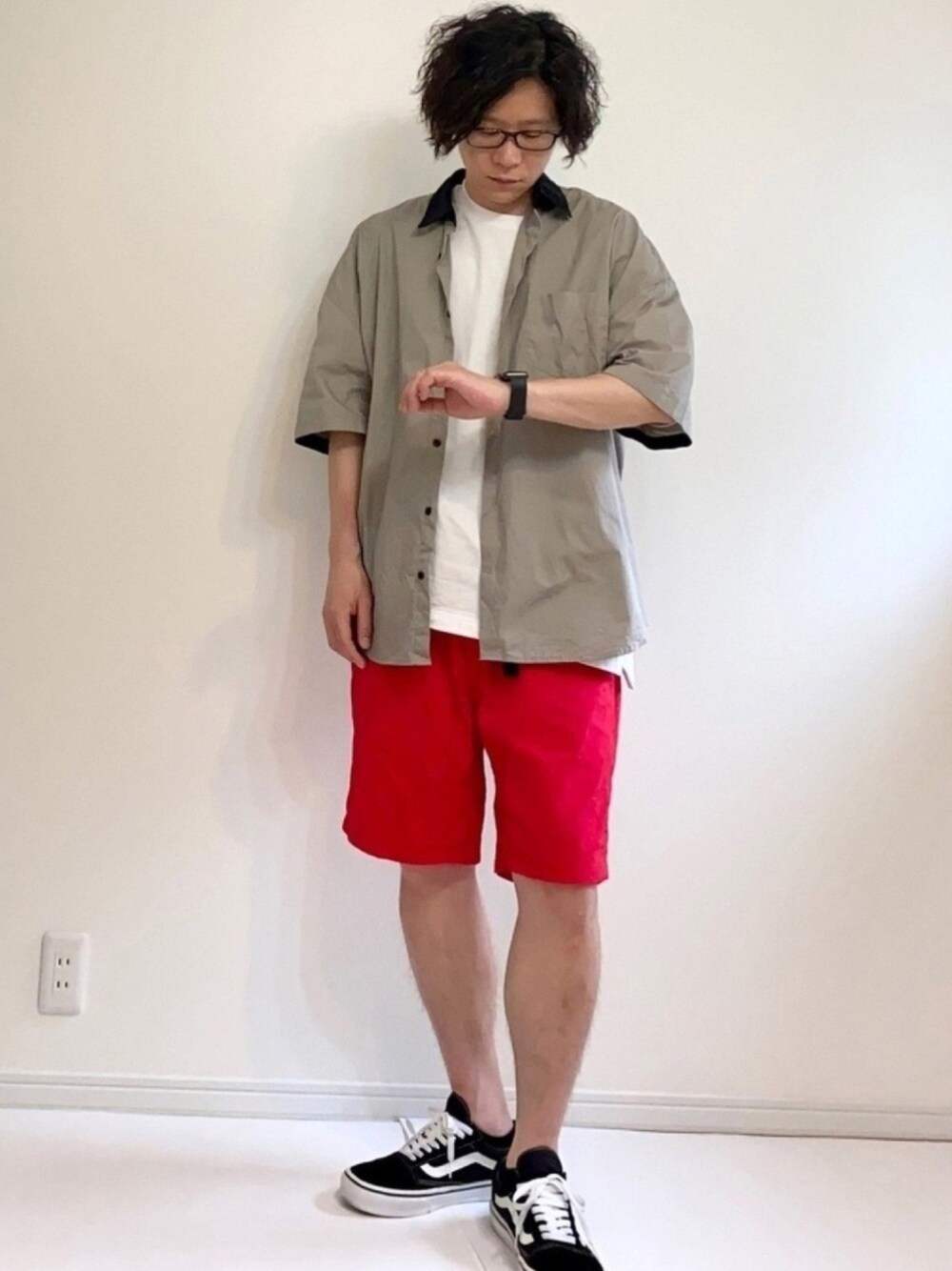 「初夏コーデ、赤、ショートパンツ、WILDTHINGS、しまむら、ゆるコーデ、相互フォロー」｜「しまむらのアイテム（シャツ/ブラウス、グレー系）」を使った、adgjmさん（メンズ・177cm）の夏コーディネートの1枚目の写真
