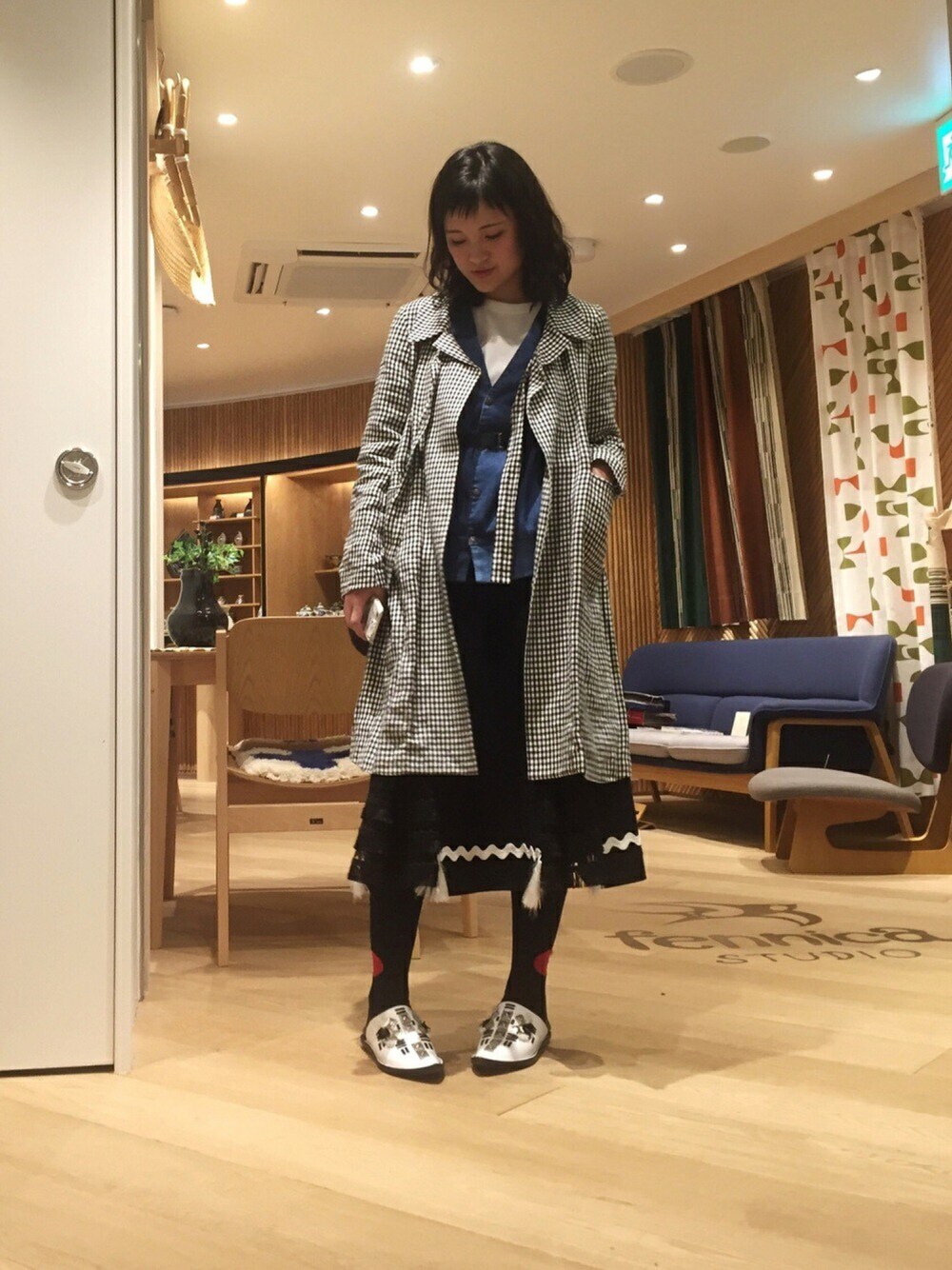 「冬コーデ、スニーカー、プチプラ、花柄、デニムジャケット、ootd、luckyscode」｜「COMME des GARCONSのアイテム（トレンチコート、ホワイト系）」を使った、luckyluuuqさん（レディース・162cm）の冬コーディネートの1枚目の写真