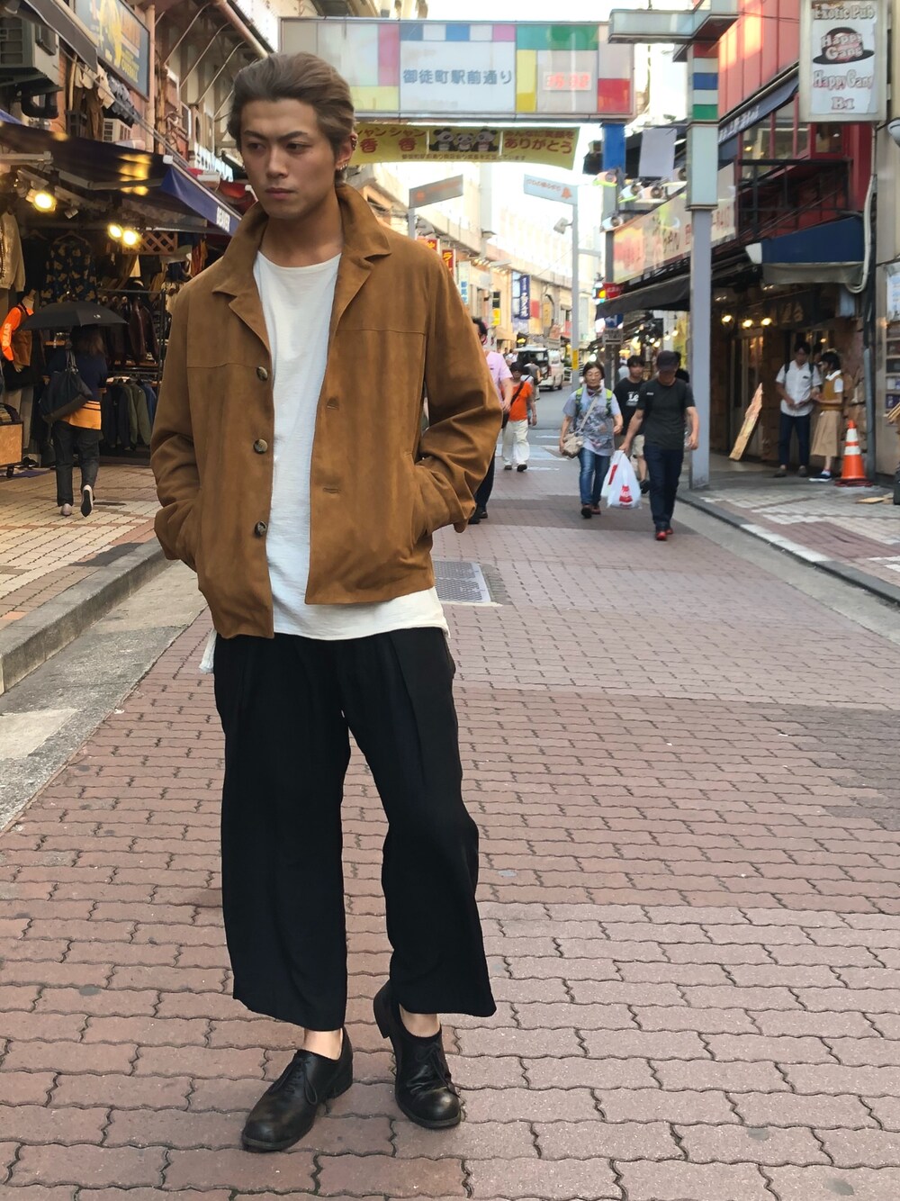 「EDITIONS.M.Rのアイテム（ライダースジャケット、ブラウン系）」を使った、輝さん（メンズ・173cm）の秋コーディネートの1枚目の写真