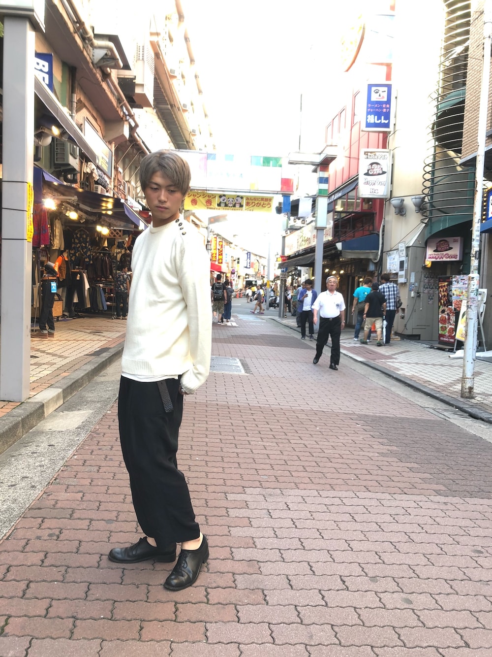 「EDITIONS.M.Rのアイテム（ニット/セーター、ホワイト系）」を使った、輝さん（メンズ・173cm）の秋コーディネートの1枚目の写真
