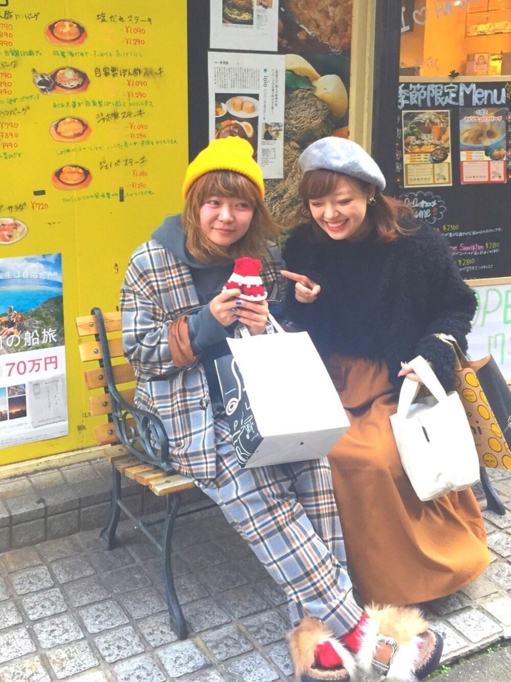 「休日スタイル、休日コーデ、ゆるコーデ、ベレー帽、ふわふわ、キャメルスカート、earth music&ecology、アースミュージック＆エコロジー」｜「earth music&ecologyの・ショートファーコート（ノーカラージャケット、ブラック系）」を使った、菜緒さん（レディース・154cm）の秋コーディネートの1枚目の写真