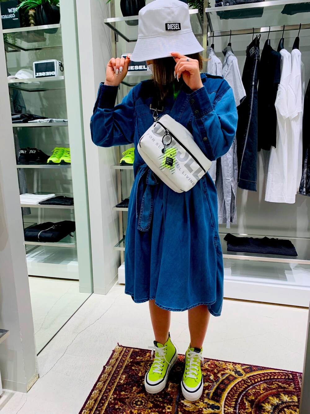 「グリーン、Diesel、デニム」｜「DIESELのレディース 厚底スニーカー（スニーカー、イエロー系）」を使った、SHINOさん（レディース・154cm）の夏コーディネートの1枚目の写真