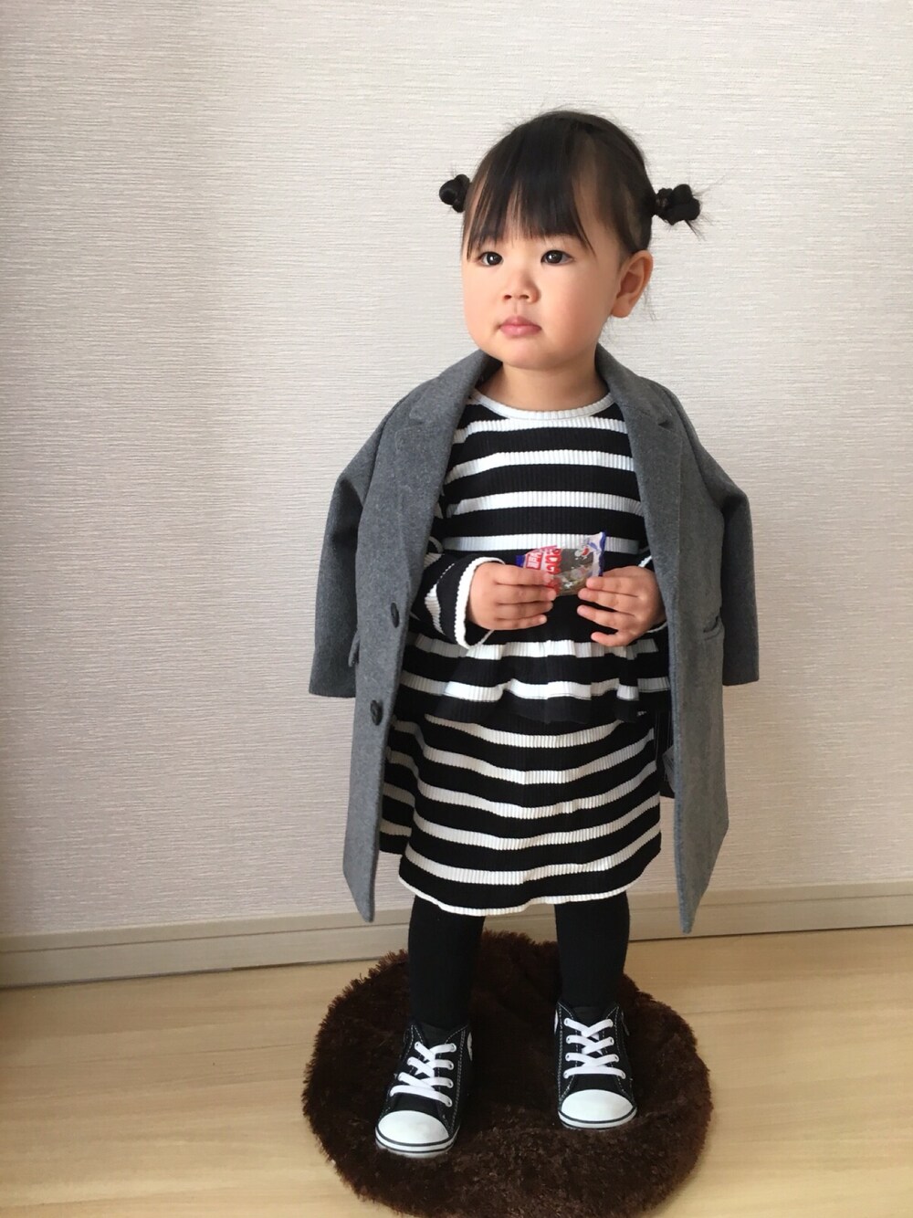 「ootd、チェスターコート、2歳、セットアップ、D.fesense、b・Room、おだんごヘアー、キッズコーデ」｜「D.fesenseの【D.fesense /ディーフェセンス】チェスターコート/17AW（チェスターコート、グレー系）」を使った、りぽぽちゃんさん（レディース・80cm）の冬コーディネートの1枚目の写真