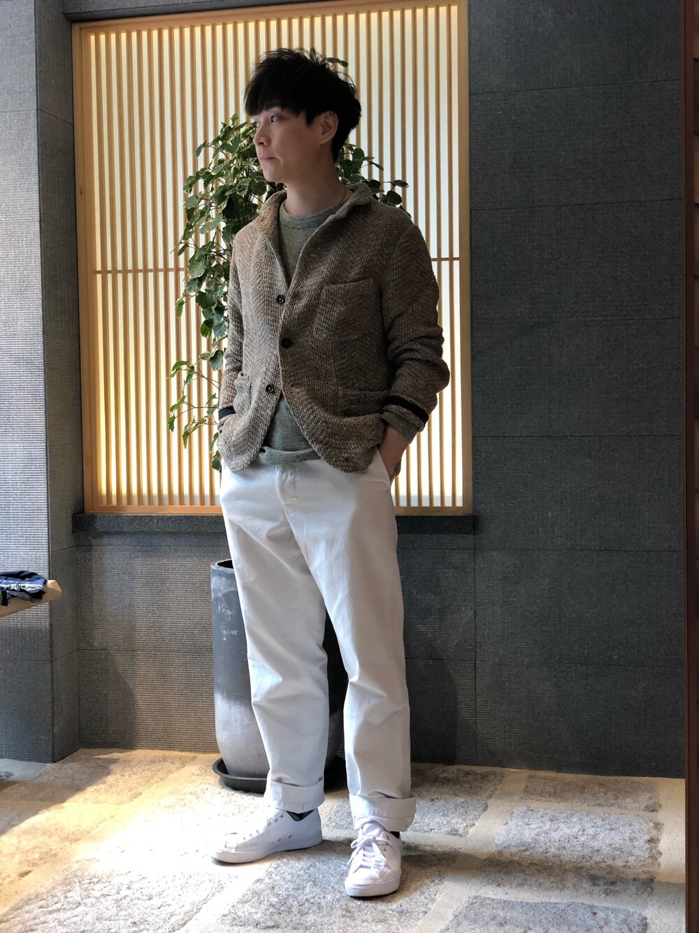 「45Rのアイテム（ナイロンジャケット、ベージュ系）」を使った、Kenny Chowさん（メンズ・175cm）の春コーディネートの1枚目の写真