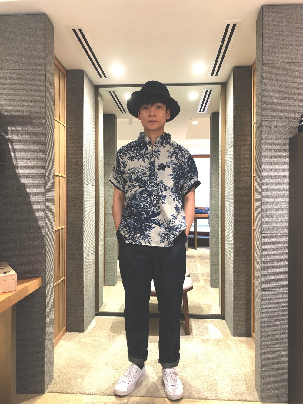 「45Rのアイテム（ハット、ブルー系）」を使った、Kenny Chowさん（メンズ・174cm）の春コーディネートの1枚目の写真