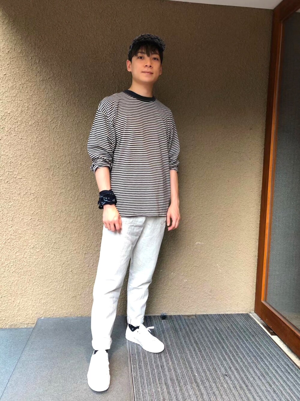 「45Rのアイテム（帽子、グレー系）」を使った、Kenny Chowさん（メンズ・173cm）の夏コーディネートの1枚目の写真