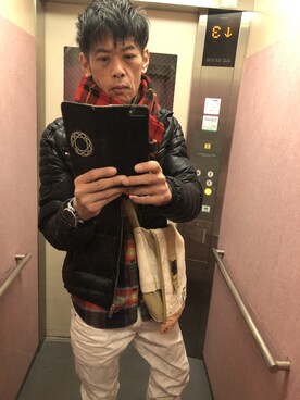 「UNIQLO（ユニクロ）のアイテム（ストール/ショール、レッド系）」を使った、川本 直也さん（メンズ・175cm）の冬コーディネート