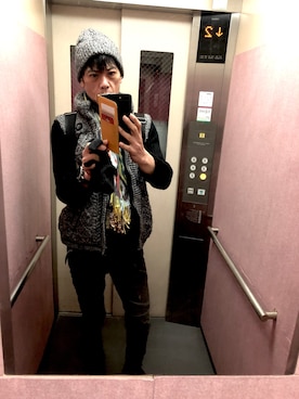 「DIESEL（ディーゼル）の00SM6K0JAKB（ダウンベスト、グレー系）」を使った、川本 直也さん（メンズ・175cm）の冬コーディネート