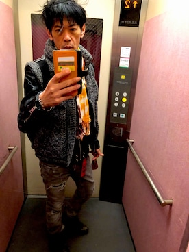「DIESEL（ディーゼル）の00SM6K0JAKB（ダウンベスト、グレー系）」を使った、川本 直也さん（メンズ・175cm）の冬コーディネート