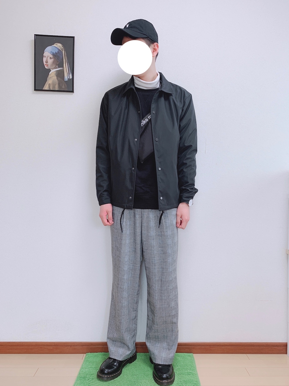 「coen、GU、UNIQLO、niko and ...、THE CASUAL(THE CASUAL)、Dr.Martens、TIMEX、モノトーン、コーチジャケット、ワイドパンツ」｜「coenのコーエンベア刺繍ベースボールキャップ（キャップ、ブラック系）」を使った、WINさん（メンズ・172cm）の春コーディネートの1枚目の写真