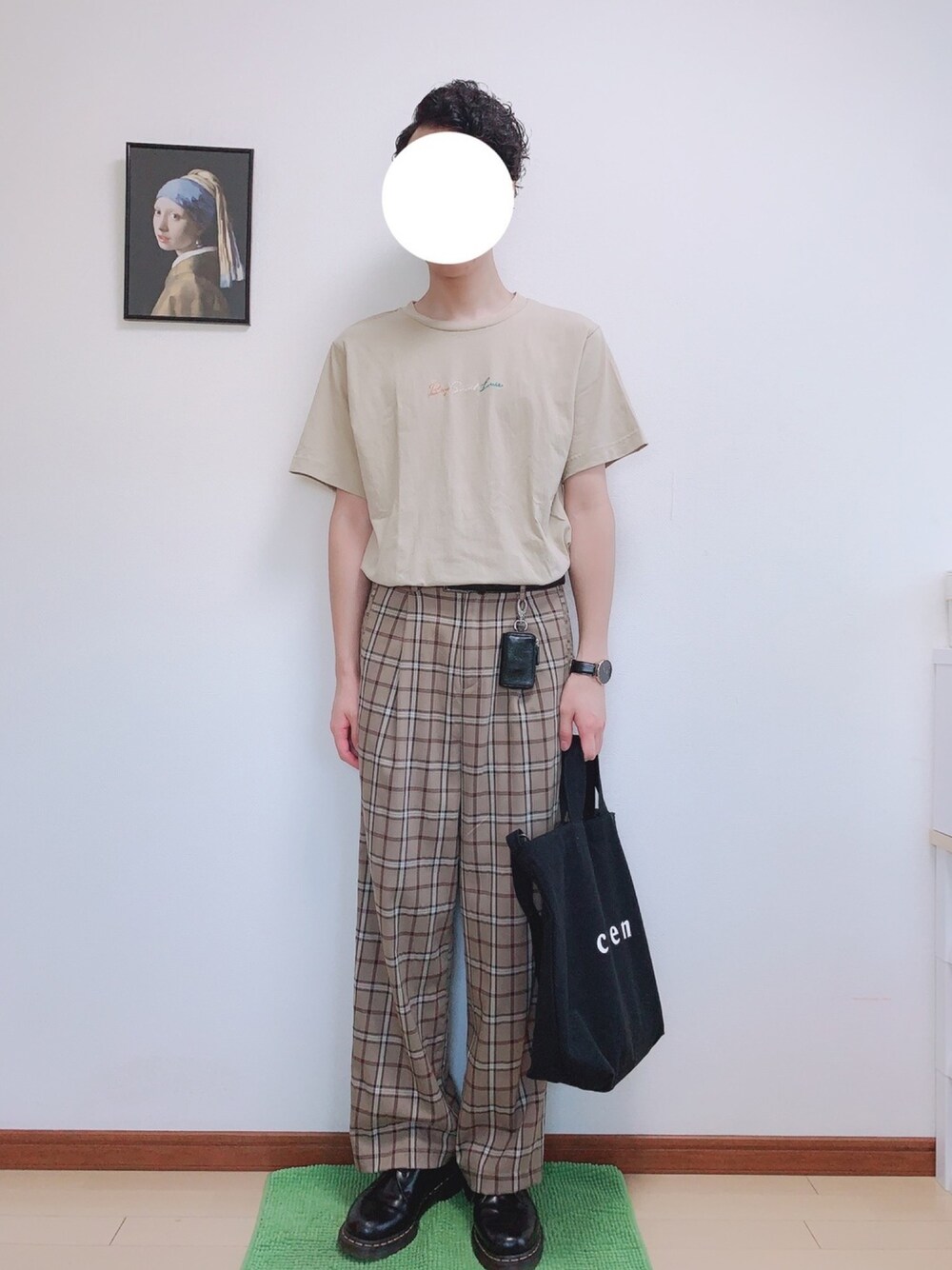 ベージュ系のTシャツ/カットソー、ベージュ系のスラックス、ブラック系のトートバッグを着用したメンズの夏コーディネートの1枚目の写真