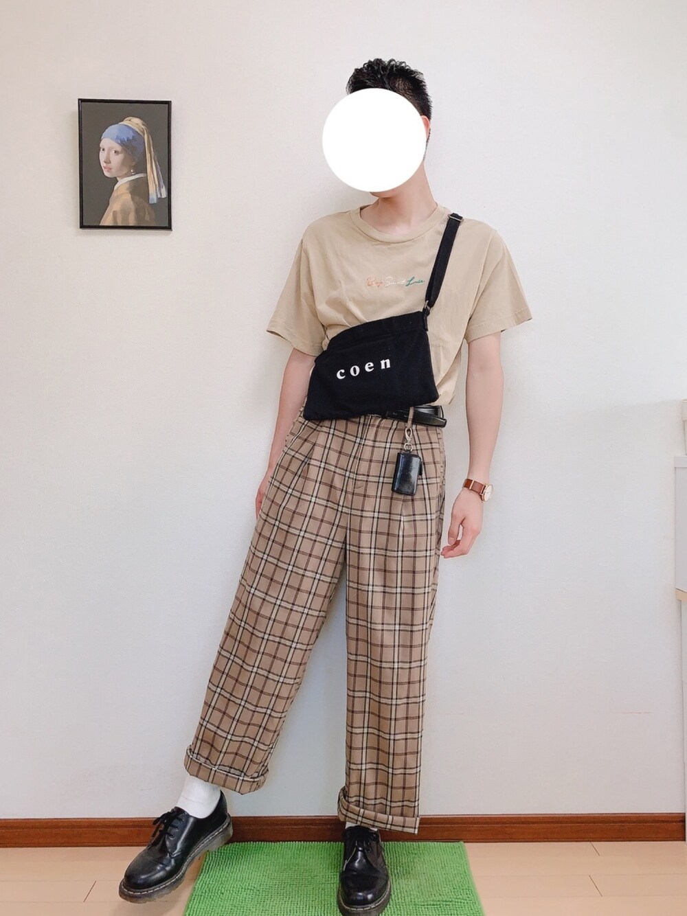 ベージュ系のTシャツ/カットソー、ブラック系のショルダーバッグ、ベージュ系のスラックスを着用したメンズの秋コーディネートの1枚目の写真
