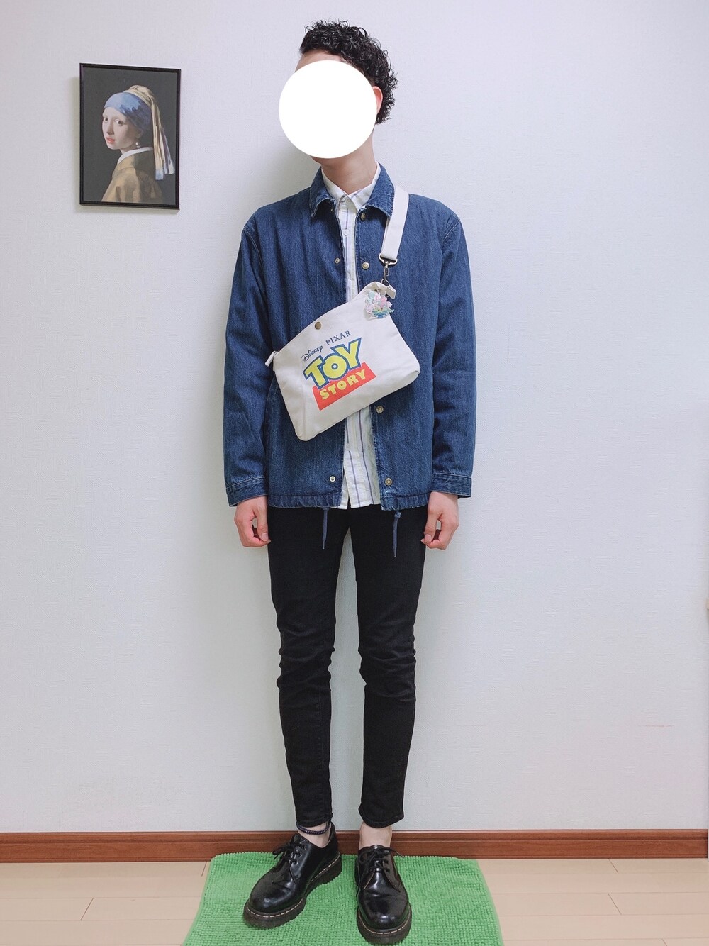 「GU、JINS、H&M、Dr.Martens、TIMEX、サコッシュ、デニムジャケット、スキニー、ストライプ、シャツ」｜「JINSの【Konstantin Grcic OPTICAL】コンスタンティン・グルチッチ メガネ ラウンド（メガネ、ブラック系）」を使った、WINさん（メンズ・172cm）の春コーディネートの1枚目の写真