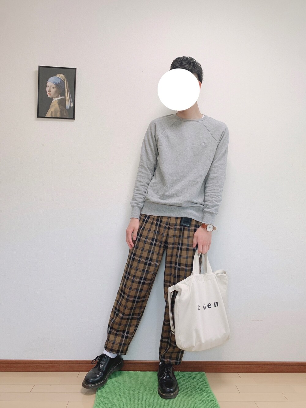 「coen、JINS、TIMEX、UNIQLO、DrMartens、スウェット、チェック、アンクルパンツ、トートバッグ、coenコーデ」｜「JINSの【Konstantin Grcic OPTICAL】コンスタンティン・グルチッチ メガネ ラウンド（メガネ、ブラック系）」を使った、WINさん（メンズ・172cm）の春コーディネートの1枚目の写真