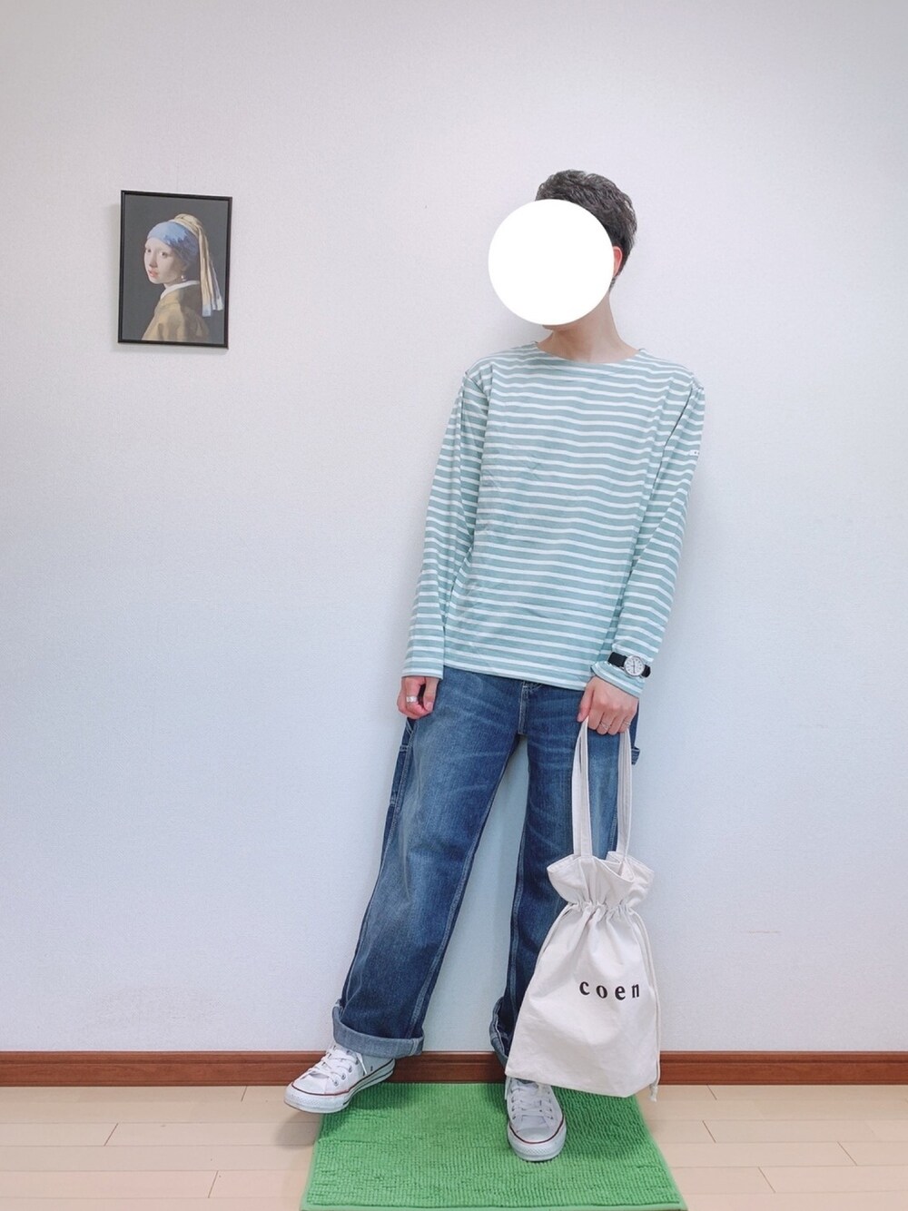 グリーン系のTシャツ/カットソー、ブルー系のデニムパンツ、ホワイト系のトートバッグを着用したメンズの夏コーディネートの1枚目の写真