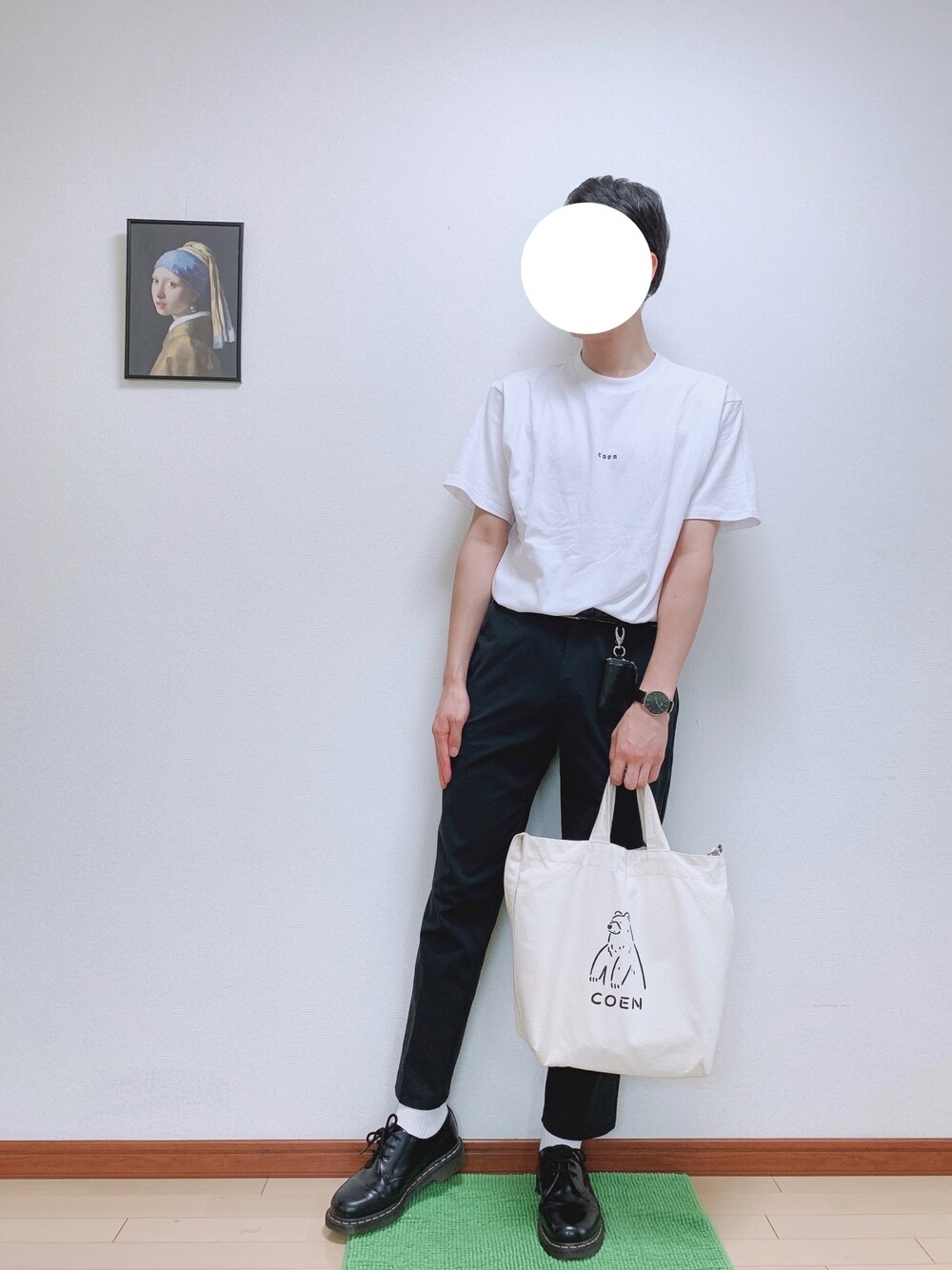 ホワイト系のTシャツ/カットソー、ブラック系のその他パンツ、ブラック系のドレスシューズを着用したメンズの夏コーディネートの1枚目の写真