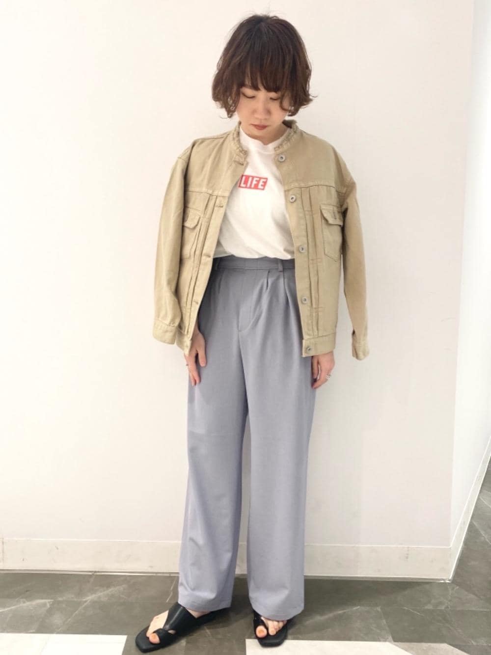 ブラック系のサンダル、ブルー系のその他パンツ、ベージュ系のデニムジャケットを着用したレディースの春コーディネートの1枚目の写真